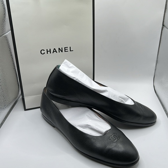 CHANEL Shoes - EUC Chanel Black Ballet Flats Size 39 Chanel Logo on Front Toe